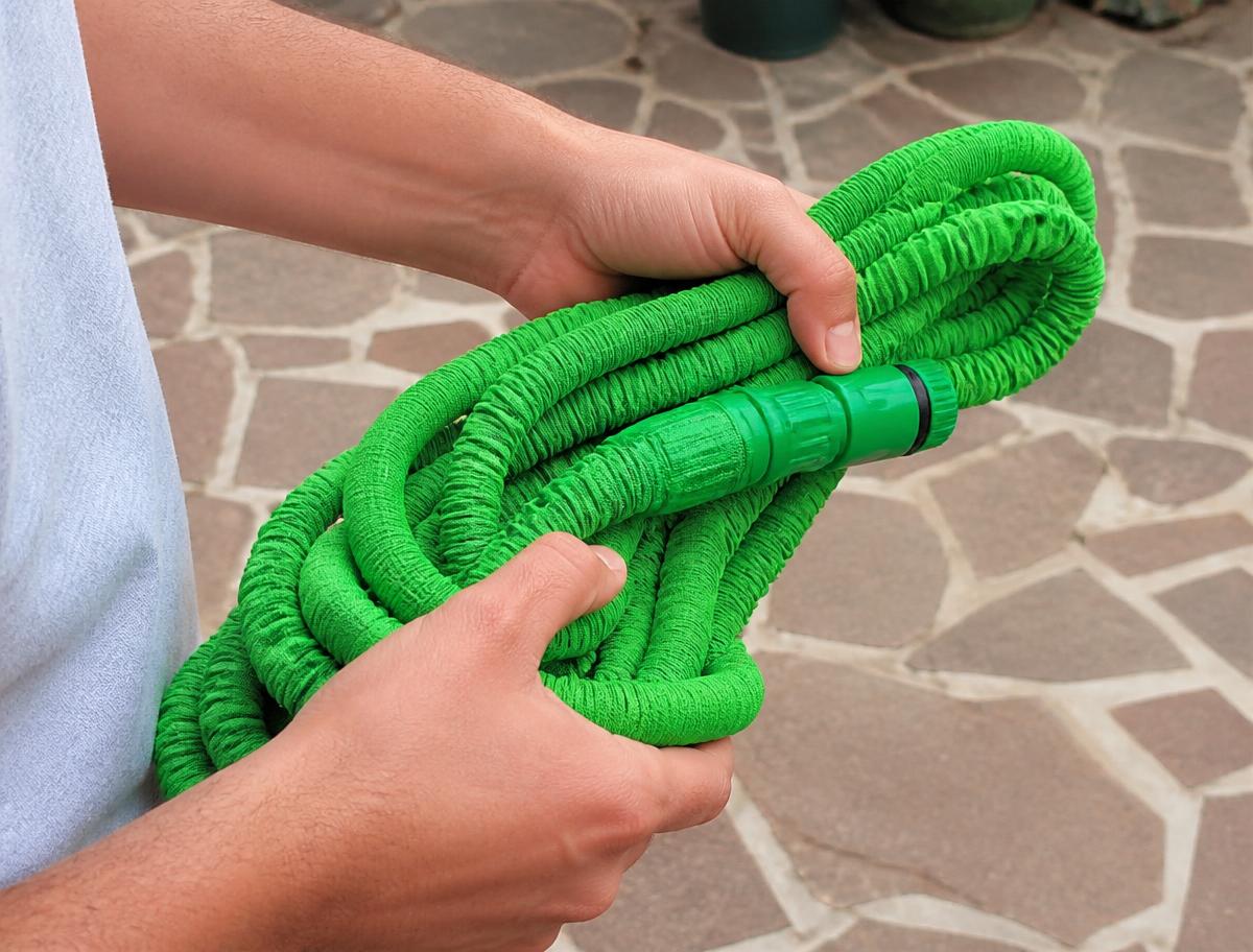 Detailaufnahme des Polyestergewebes und der Anschlüsse des flexiblen Gartenschlauchs