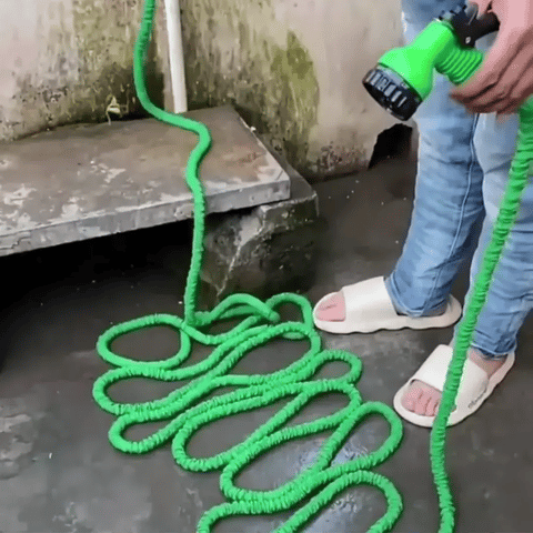 Der flexible Gartenschlauch dehnt sich unter Wasserdruck auf die dreifache Länge
